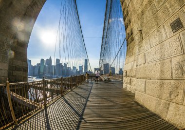 insanlar new York'ta brooklyn köprüsünde