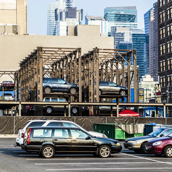 Arranha-céu com estacionamento em Nova York — Fotografia de Stock