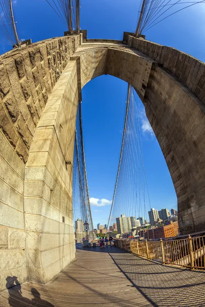 在纽约的布鲁克林桥的人 — 图库照片