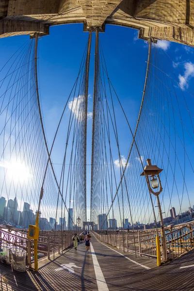 Människor på brooklyn bridge i new york — Stockfoto