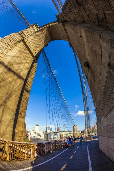 Människor på brooklyn bridge i new york — Stockfoto