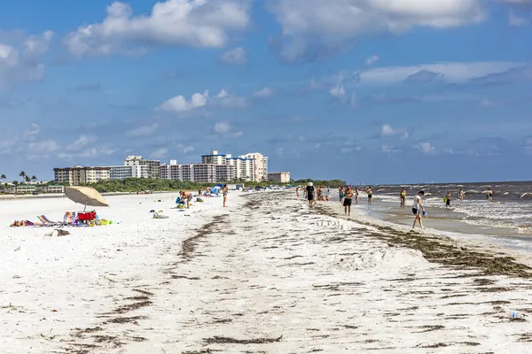 Alla gente piace la spiaggia di Fort Myers in America — Foto Stock