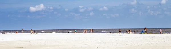 Orang menikmati pantai Fort Myers di Amerika — Stok Foto