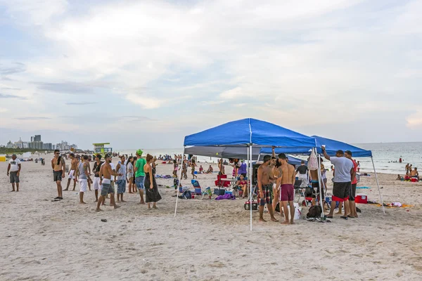 Ludzie się na plaży w godzinach wieczornych — Zdjęcie stockowe