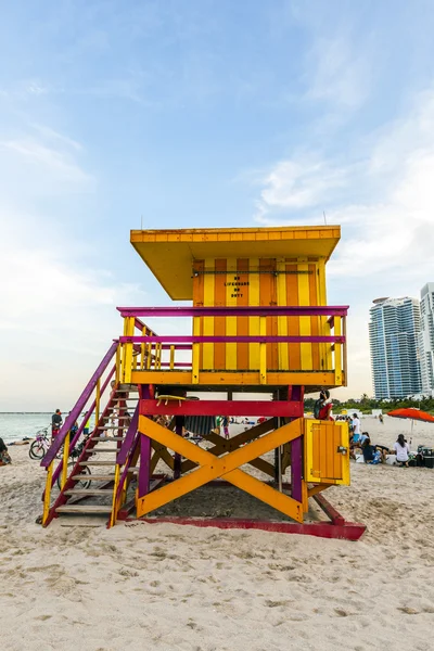 People enjoy the beach in the evening — Stock Photo, Image