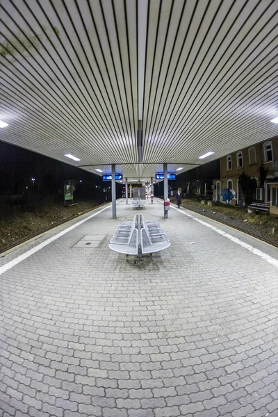 Estação vazia de manhã cedo no escuro — Fotografia de Stock