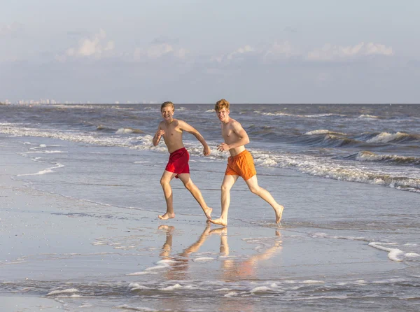 Tonåring har jogging längs stranden — Stockfoto