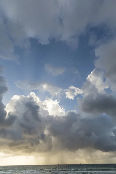 Vista del paisaje marino de tormenta al atardecer — Foto de Stock