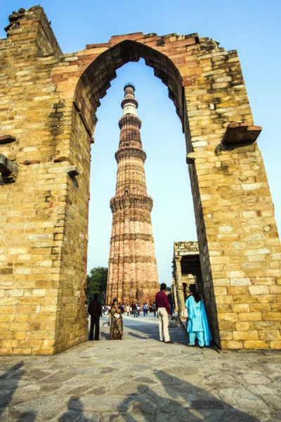 Tourists walk around Qutub Minar — Stock Photo, Image