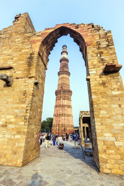 Turistas andam em torno de Qutub Minar — Fotografia de Stock