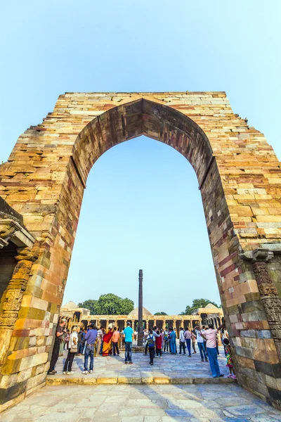 Turistas caminan alrededor de Qutub Minar — Foto de Stock
