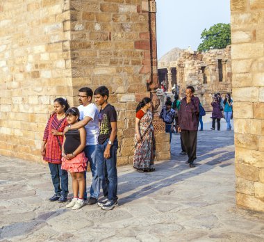 turistler qutub minar yürüyüş