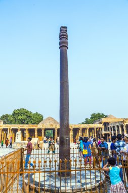 turistler qutub minar yürüyüş