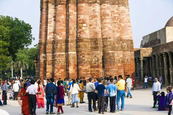 Turistas andam em torno de Qutub Minar — Fotografia de Stock