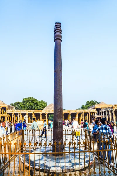 Tourists walk around Qutub Minar — Stock Photo, Image