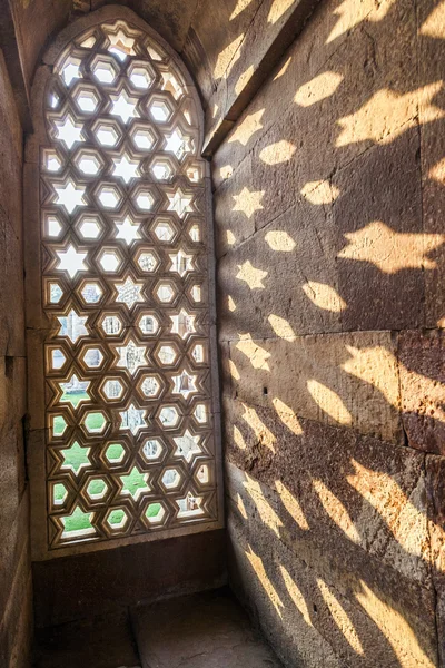 Qutb Minar, Delhi, tallas en la piedra arenisca de una ventana da un — Foto de Stock