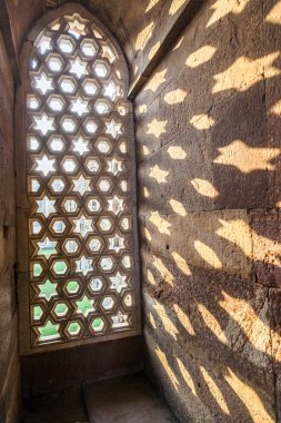 Qutb minar, delhi, oymalar pencere kumtaşı içinde verir bir