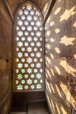 Qutb minar, delhi, oymalar pencere kumtaşı içinde verir bir