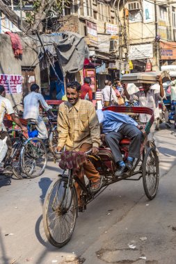 dolaşmak rickshaws, sokaklarda yolcu ile