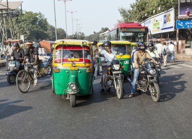 İnsanlar şehirde otomatik çekçek üzerine taşıma