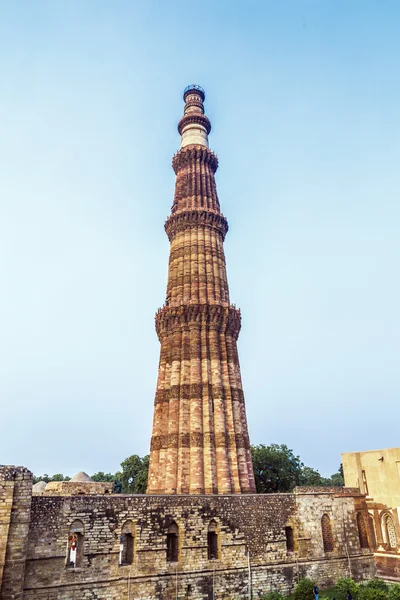 Qutub minar tower nebo Katb minar, nejvyšší cihlový minaret v th — Stock fotografie
