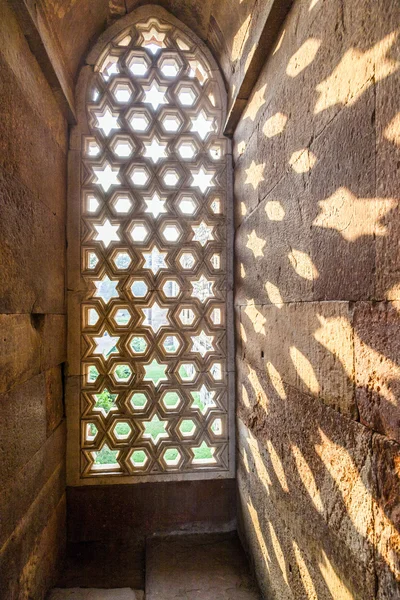 Qutb Minar, Delhi, sculture nella pietra arenaria di una finestra dà un — Foto Stock