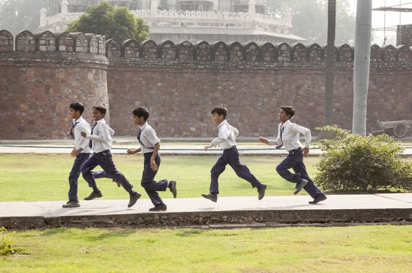 Clase de la escuela visita la tumba de Humayun en Delhi —  Fotos de Stock