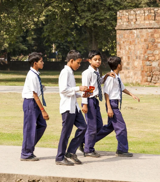 School class visits Humayun's Tomb in Delhi — Stock Photo, Image