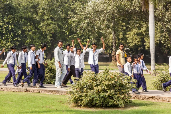 Escola visita túmulo de Humayun em Delhi — Fotografia de Stock