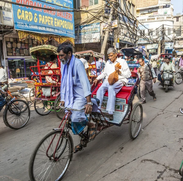 Raquettes de vélo avec passager dans les rues — Photo