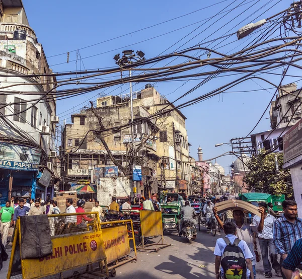 People in old Delhi in Chawri Bazaar, the market in Delhi — Stock Photo, Image