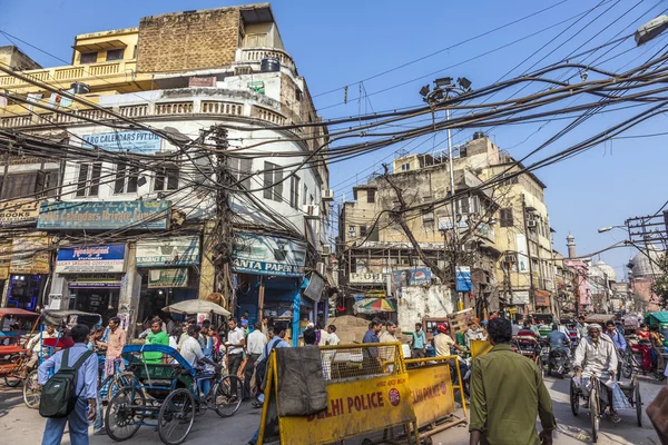 Människor i old Delhi i Chawri Bazaar, marknaden i Delhi — Stockfoto