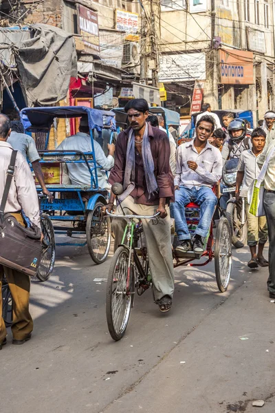 Cykel rickshaws med passagerare på gatorna — Stockfoto