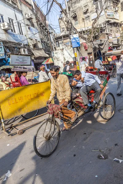 Cyclus riksja's met passagier in de straten — Stockfoto