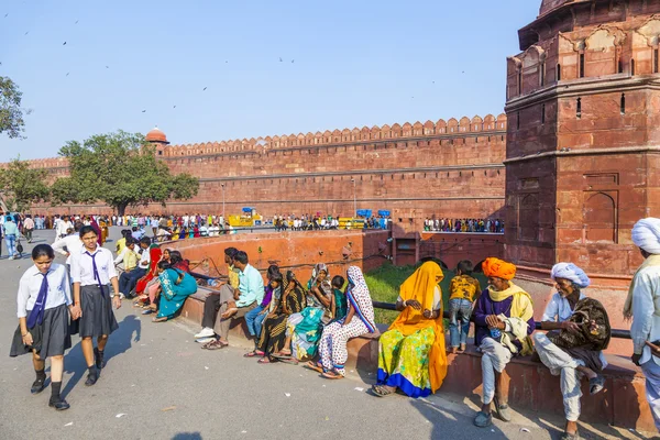 As pessoas visitam o Forte Vermelho em Delhi — Fotografia de Stock