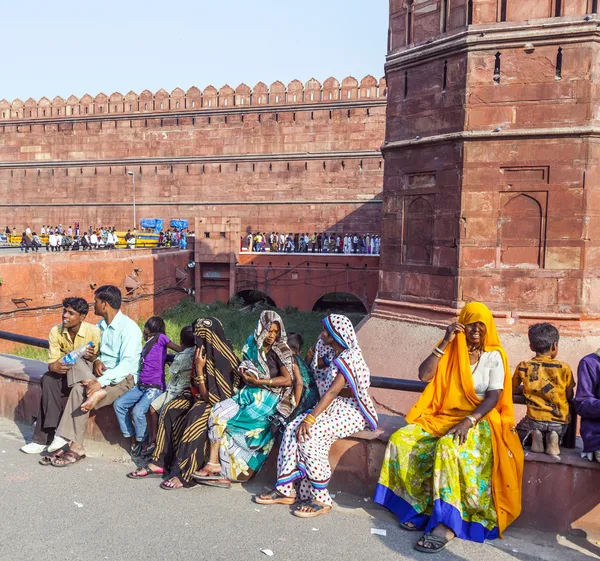 Ludzie odwiedzają czerwony fort w delhi — Zdjęcie stockowe