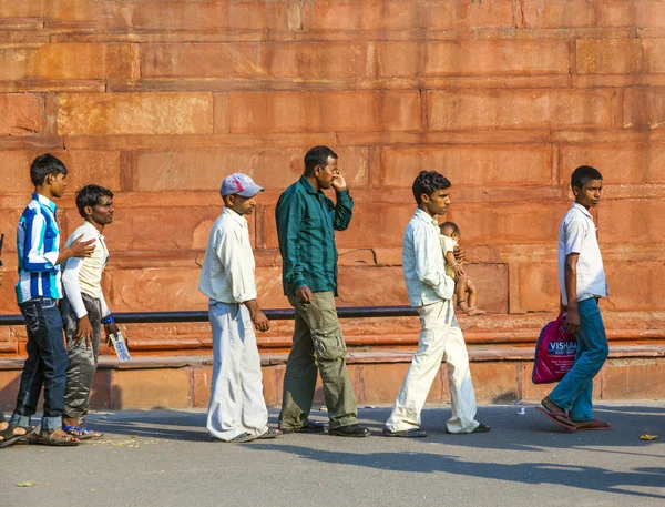 Ludzie odwiedzają czerwony fort w delhi — Zdjęcie stockowe
