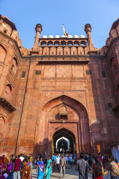 Insanlar Delhi kırmızı kale ziyaret edin. — Stok fotoğraf