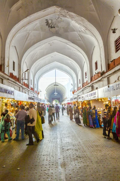 La gente fa acquisti all'interno del Bazar nel Forte Rosso — Foto Stock