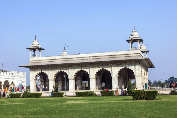 Mensen bezoeken het rode fort in delhi — Stockfoto