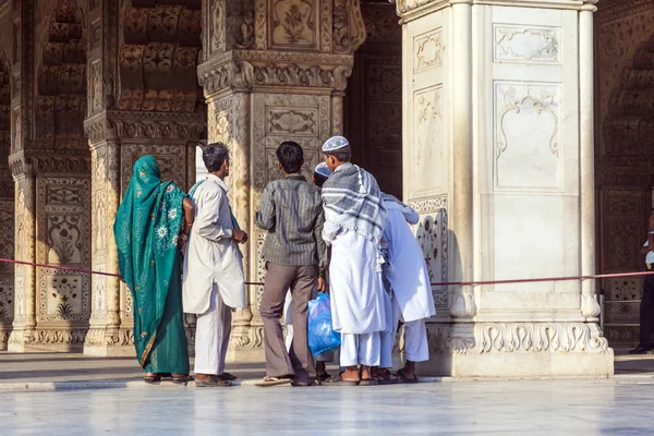 Mensen bezoeken het rode fort in delhi — Stockfoto