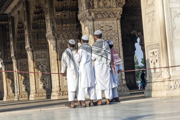 As pessoas visitam o Forte Vermelho em Delhi — Fotografia de Stock