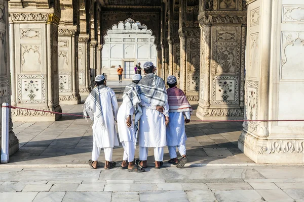 Ludzie odwiedzają czerwony fort w delhi — Zdjęcie stockowe