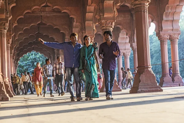 Insanlar Delhi kırmızı kale ziyaret edin. — Stok fotoğraf