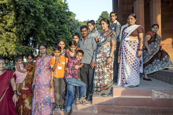 Οι άνθρωποι επισκέπτονται το κόκκινο φρούριο στο Δελχί — Φωτογραφία Αρχείου