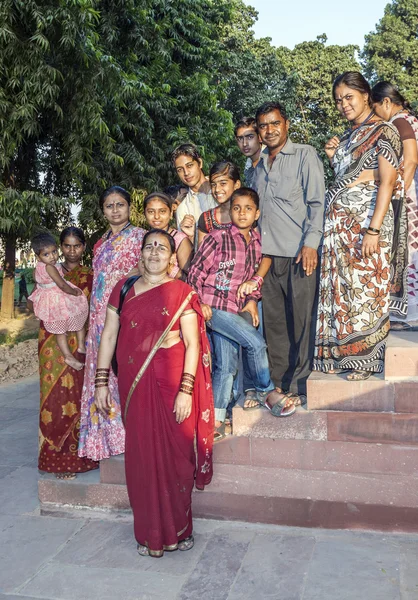 Menschen besuchen die rote Festung in delhi — Stockfoto