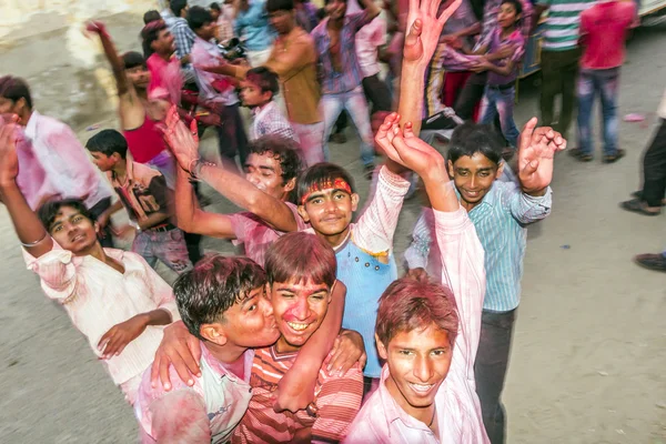 Mensen gooien kleuren naar elkaar tijdens de viering van holi — Stockfoto