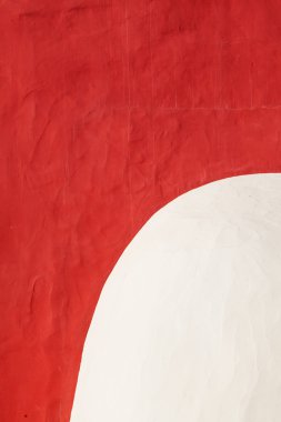  Kırmızı cephesi ile baca beyaz renklere 