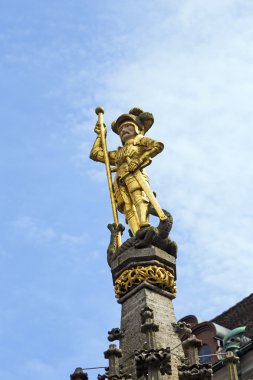 meşhur st. george fountainat freiburg munster yerde