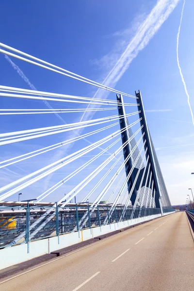 Güzel manzara frankfurt yakınlarındaki bir endüstri parkında Köprüsü — Stok fotoğraf
